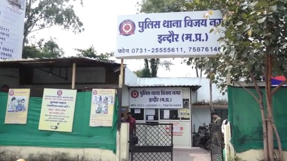 ‘बेटा चाहिए तो मुझसे आकर मिलो…’, संतान देने के नाम पर बुलाया मंदिर, फिर होटल ले जाकर किया दुष्कर्म, अश्लील Video बनाकर ऐंठे लाखों रुपए