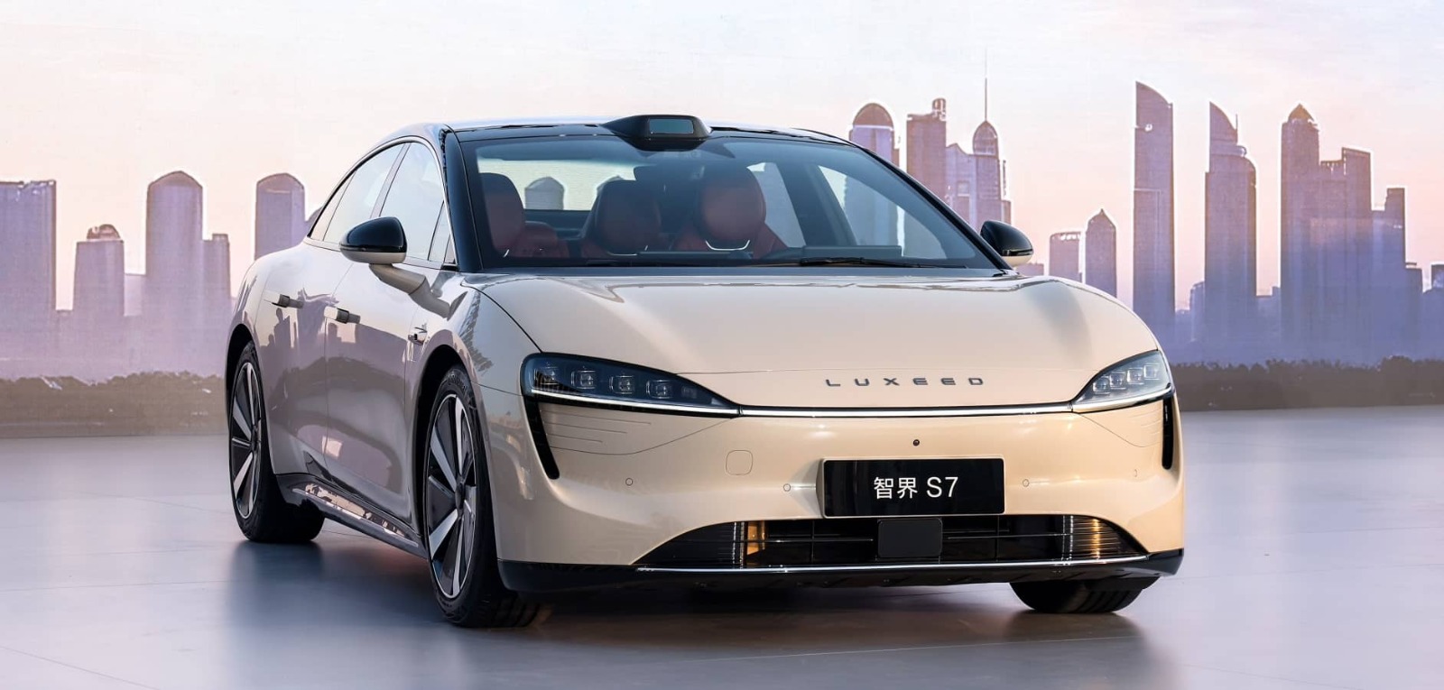 Huawei Luxeed S7: स्मार्टफोन बनाने वाली इस दिग्गज कंपनी ने शुरू की Electric Car की डिलीवरी, जानें क्या है इस कार की खूबियां और कीमत