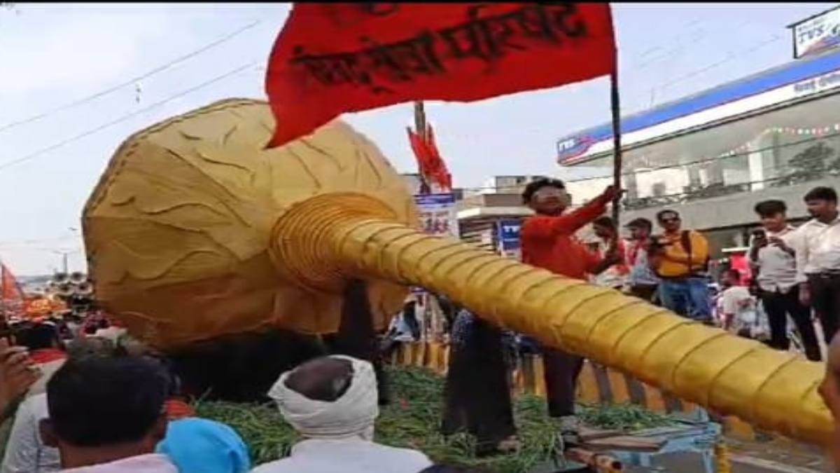 31 फीट का विशाल गदा देखने उमड़ी भीड़: हिंदू सेवा परिषद ने निकाली ऐतिहासिक यात्रा, कहा- नौजवानों को एकजुट करना मकसद