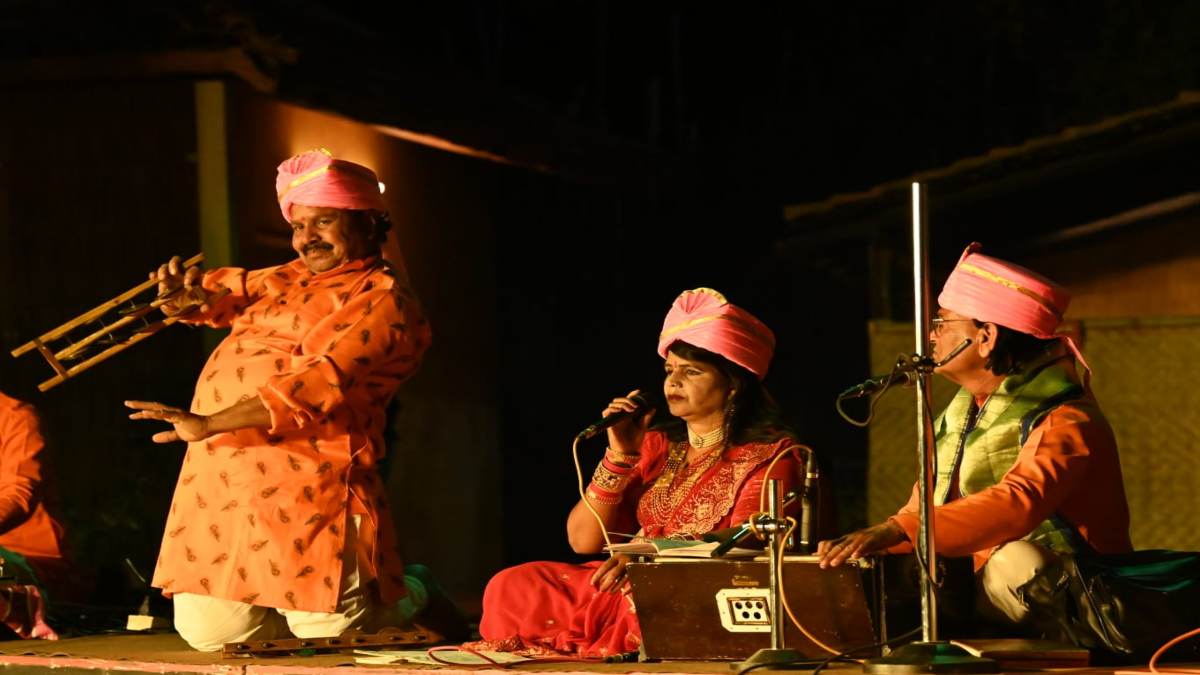 श्याम खेलो न होली परी पइयां…! देशज समारोह में बिखरे बुंदेली संस्कृति के रंग, लोक कलाकारों की शानदार प्रस्तुतियों ने मोहा मन