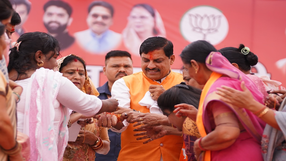 नारी शक्ति वंदन कार्यक्रम में शामिल हुए CM मोहन: भाई दूज में बहनों ने मुख्यमंत्री को तिलक लगाकर बांधा रक्षा सूत्र, सीएम ने कहा- माताओं बहनों की मुस्कान हमारी प्राथमिकता
