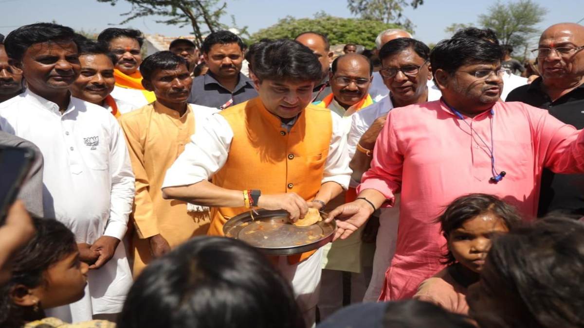 केंद्रीय मंत्री सिंधिया ने बच्चों के साथ खेली होली: बांटी हलवा-पुरी, ‘जय श्री राम’ के लगाए नारे