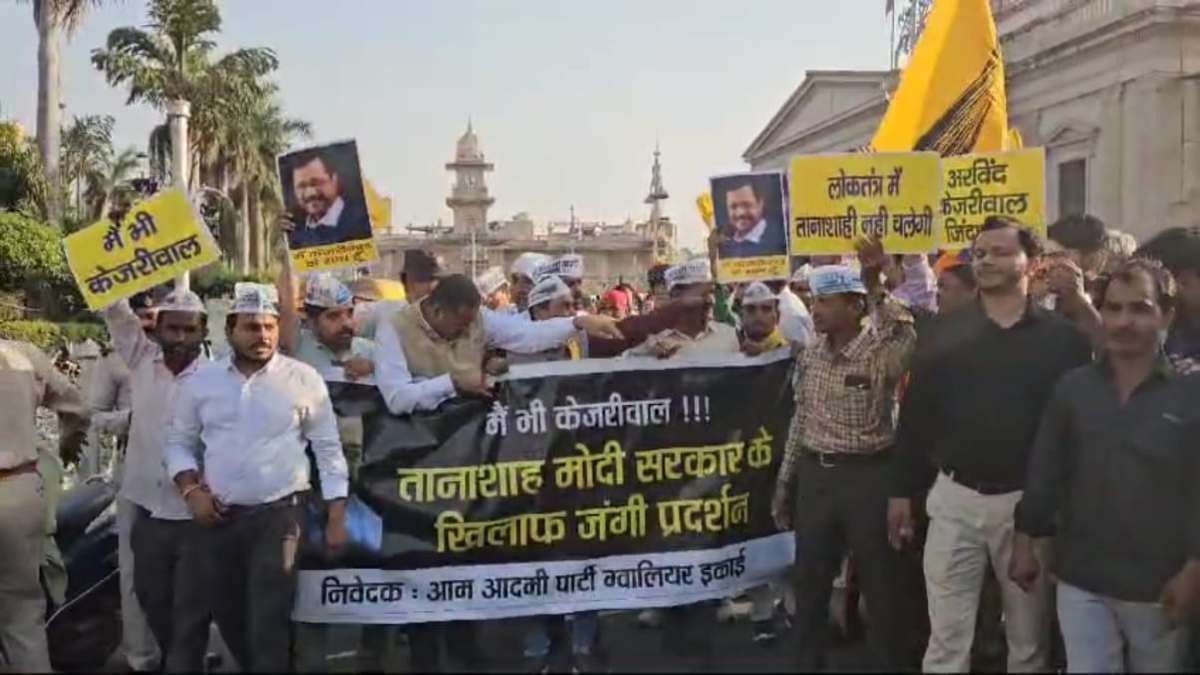 AAP के साथ इंडी गठबंधन ने घेरा बीजेपी कार्यालय: केजरीवाल की गिरफ्तारी पर जताया विरोध, प्रधानमंत्री का पुतला फूंकने की कोशिश