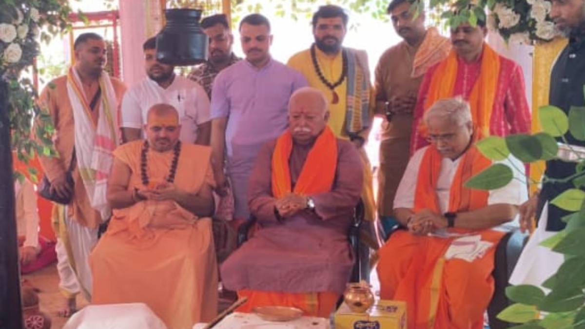 अमरकंटक में मोहन भागवत ने ली संघ पदाधिकारियों की बैठक: नर्मदा संरक्षण पर किया विचार-विमर्श, स्वामी हरिहरानंद ने तीन मांगों को लेकर सौंपा पत्र