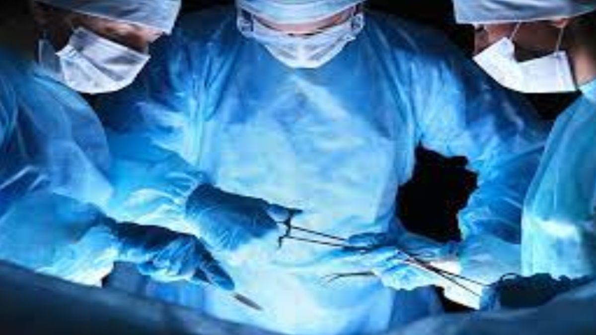डॉक्टर्स ने कैंसर के मरीज को दी नई जिंदगी: बिना ब्लड लॉस के पेट से निकाला 25 सेंटीमीटर का ट्यूमर, चार घंटे तक चला ऑपरेशन