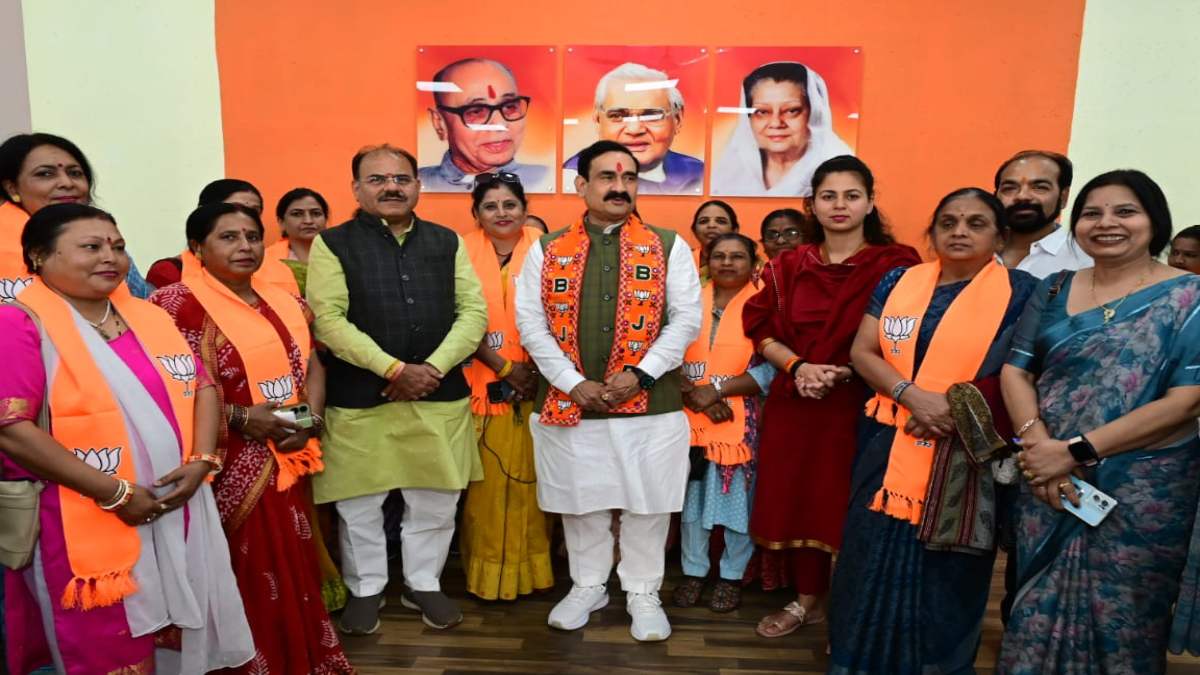 कांग्रेस को एक और बड़ा झटका: प्रदेश सचिव समेत कई नेत्रियों ने छोड़ा पार्टी का साथ, बीजेपी में हुईं शामिल, नरोत्तम मिश्रा ने दिलाई सदस्यता