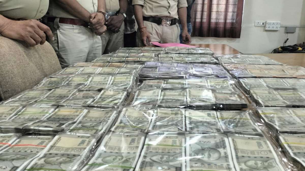 50 लाख की लूट का खुलासा: 2 आरोपी गिरफ्तार, रकम भी बरामद लेकिन सोर्स का नहीं चला पता