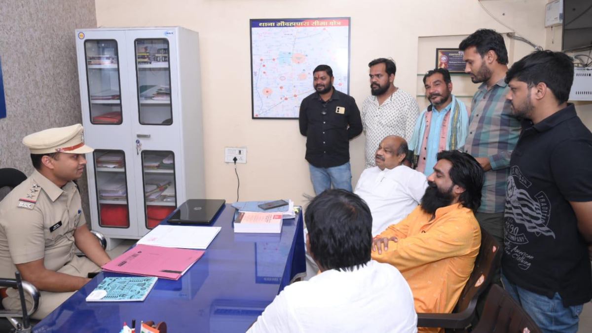 CG NEWS : मौदहापारा में हुए विवाद के बाद थाना पहुंचे विधायक पुरंदर मिश्रा, आरोपियों की गिरफ्तारी के दिए निर्देश, घायल से भी की मुलाकात