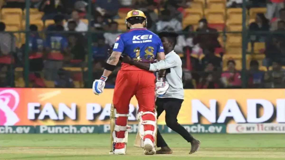 Kohli का जबरा फैन है ये… सिक्योरिटी घेरे को लांघकर बीच मैदान में विराट के पास जा पहुंचा Fan, Video में देखें फिर क्या हुआ…
