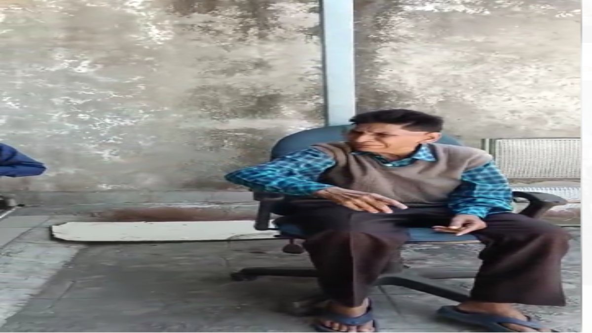 इसीलिए कहते है ‘नरक निगम’: बुजुर्ग ने टावर पर चढ़कर किया आत्महत्या का प्रयास, जानिए क्या है मामला
