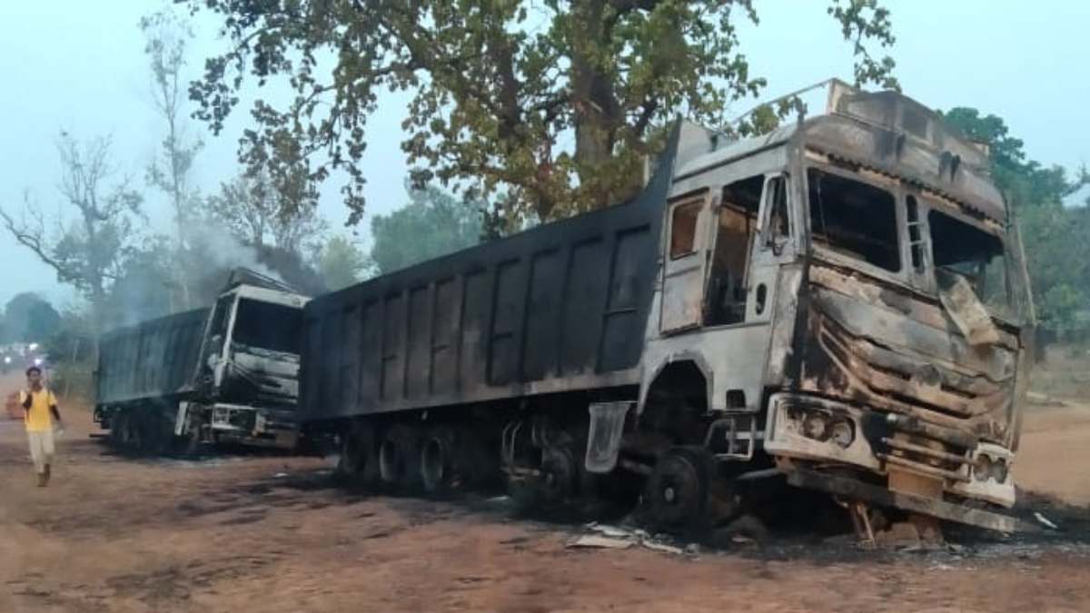 CG BREAKING : नक्सलियों की कायराना हरकत, 4 ट्रकों को किया आग के हवाले