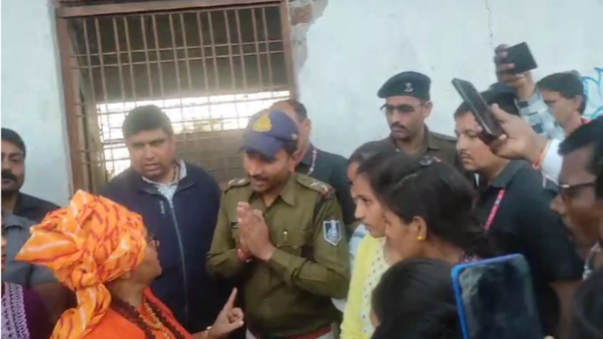 BJP विधायक के शराब दुकान पर साध्वी प्रज्ञा का चला हथौड़ाः पुलिस हाथ जोड़ते नजर आई, Video, सांसद ने MLA पर लगाए ये आरोप, कांग्रेस ने किया समर्थन