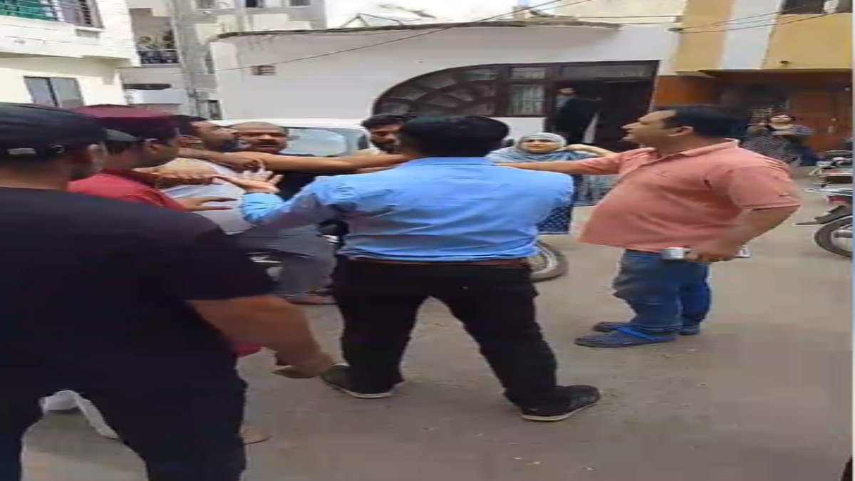 निगम वार्ड प्रभारी की पिटाईः जोन प्रभारी से गाली गलौज, अवैध नल कनेक्शन काटने पहुंचा था अमला, Video Viral