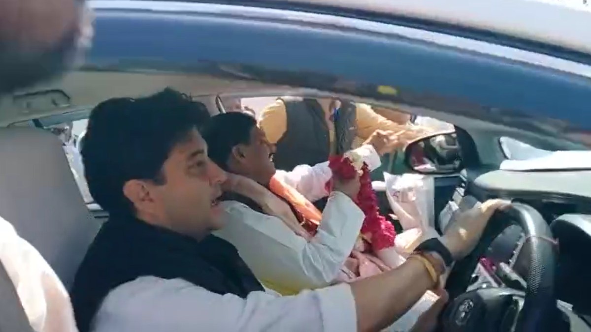 केंद्रीय मंत्री सिंधिया का अनोखा अंदाजः बने राज्यपाल के चालक, एयरपोर्ट पर थामी कार की स्टेयरिंग