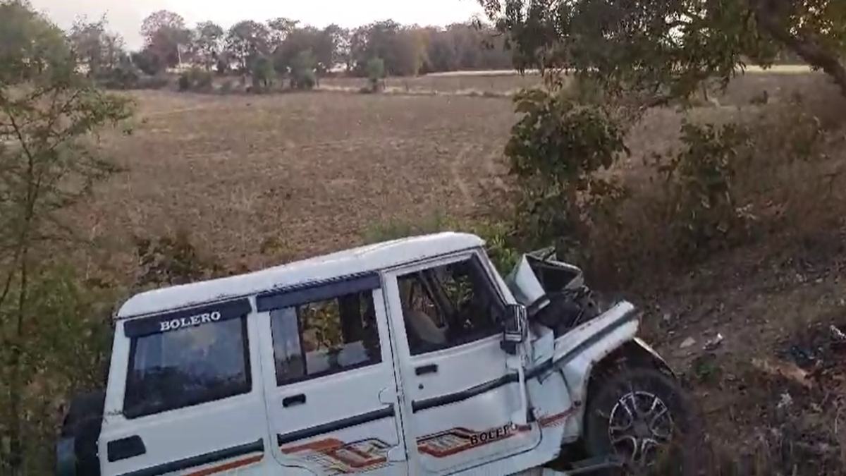 होली की खुशियां मातम में पसरीः सड़क हादसे में 5 मौत, दमोह में कार पेड़ से टकराई, टीकमगढ़ में ट्रक ने बाइक को रौंदा, मुरैना में कार और मोटरसाइकिल में भिड़ंत