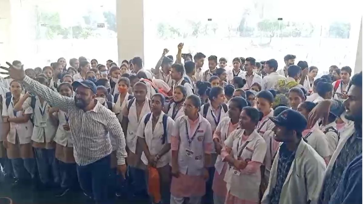 नर्सिंग छात्राओं का भविष्य अंधकार मेंः परीक्षा की मांग को लेकर मेडिकल साइंस यूनिवर्सिटी में हंगामा, कुलपति ने जल्द ही टाइम टेबल जारी करने का दिलाया भरोसा