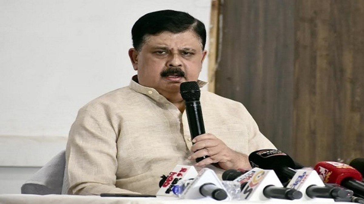 ODISHA NEWS : लोकसभा चुनाव से पहले कांग्रेस को झटका, चिरंजीब बिस्वाल बीजद में हुए शामिल, कहा- नवीन पटनायक की उपलब्धियों और योगदान से प्रभावित हूं…