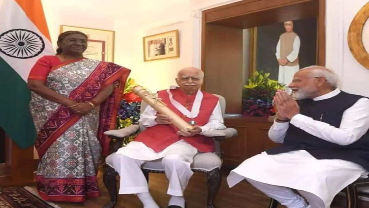 राष्ट्रपति का अपमान! द्रौपदी मुर्मू के सामने PM मोदी के बैठे रहने पर अखिलेश यादव बोले- देश की प्रथम नागरिक का होना चाहिए मान-सम्मान…
