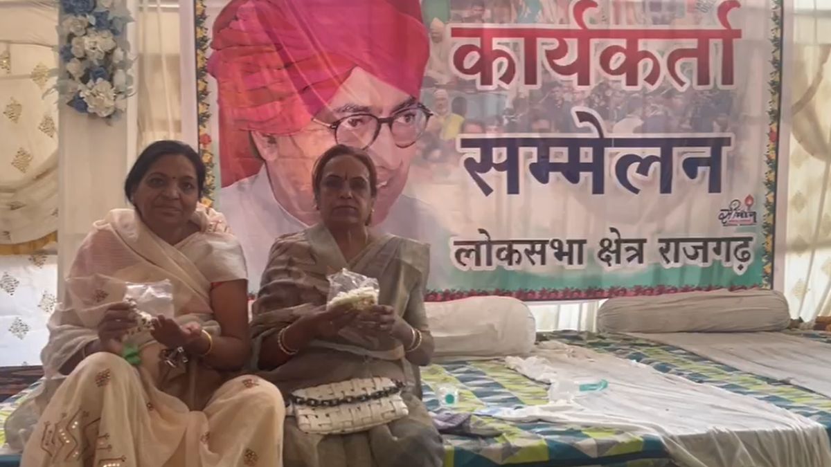 RSS के रास्ते पर कांग्रेस: दिग्विजय बोले- जनसंघ के लोग पहले साइकिल पर चलते और चने खाते थे, अब इसका उलटा हो गया, कांग्रेसी चने खा रहे और बीजेपी के लोग बड़ी गाड़ियों में घूम रहे