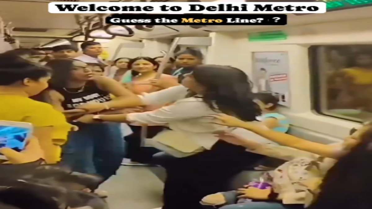 Viral Video : दिल्ली मेट्रो में महिलाओं के बीच जमकर चले लात, घूंसे और थप्पड़, देखें वीडियो…