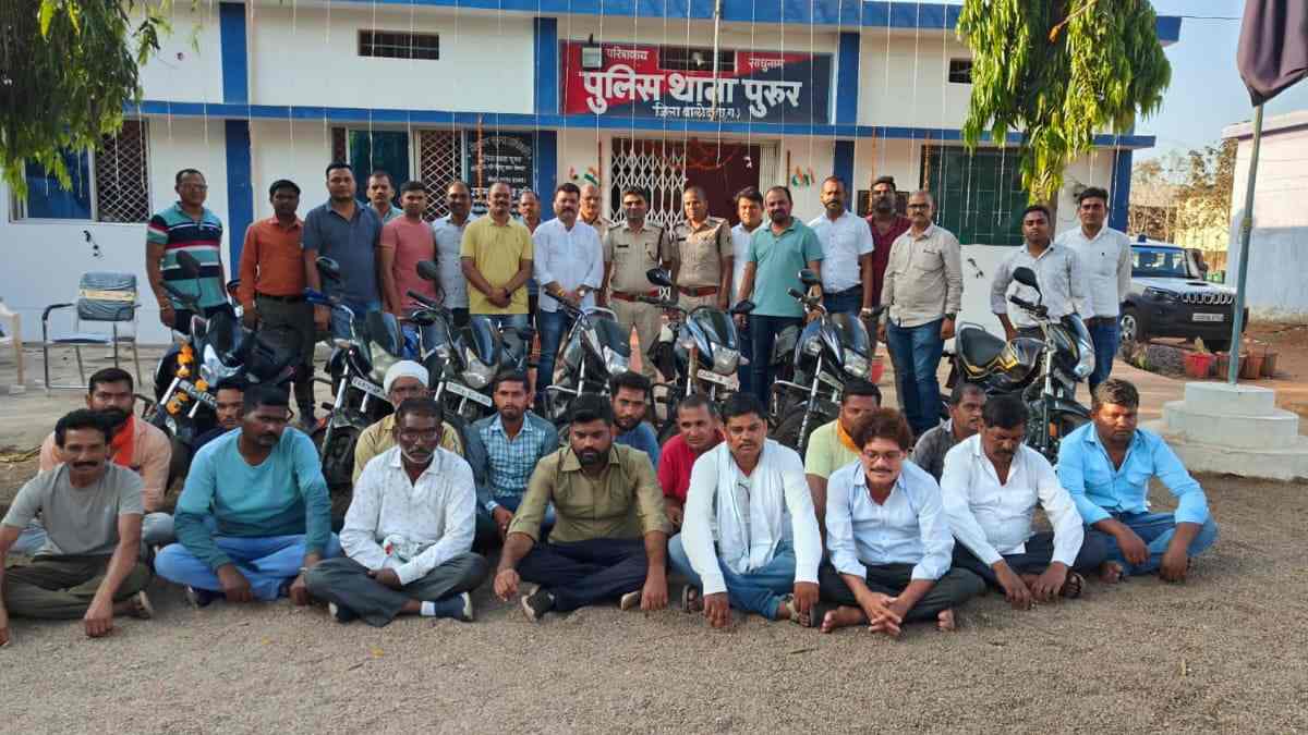 CG NEWS : जंगल में सजी थी जुए की महफिल, पुलिस ने दी दबिश, 17 जुआरी गिरफ्तार, 6 बाइक, 10 मोबाइल समेत बड़ी रकम जब्त
