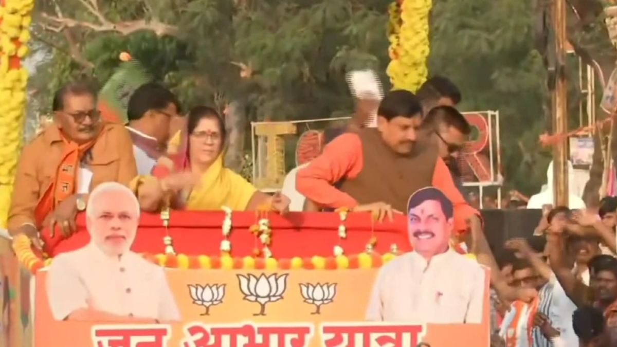 CM माेहन का धार दौरा: रोड शो में फूलों की बारिश, 302  करोड़ से ज्यादा के विकास कार्याें की दी सौगात