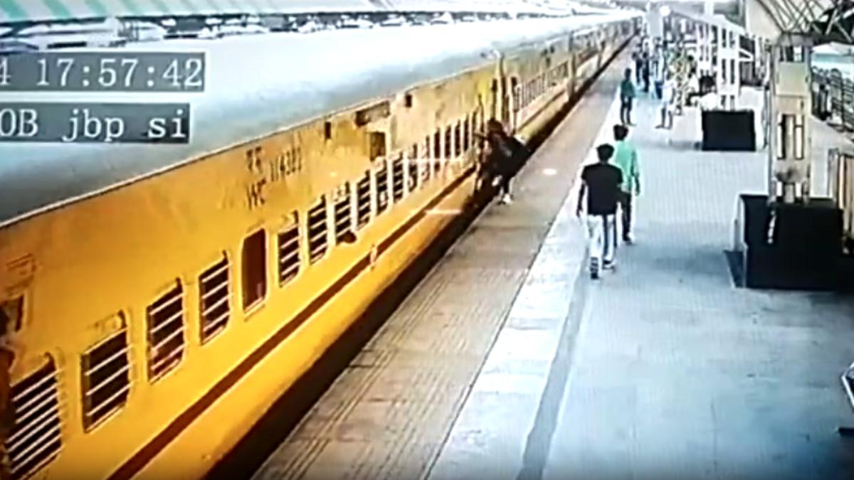 चलती Train में चढ़ते वक्त गिरी युवती: ऊपर से गुजरी पूरी ट्रेन, घटना CCTV में कैद