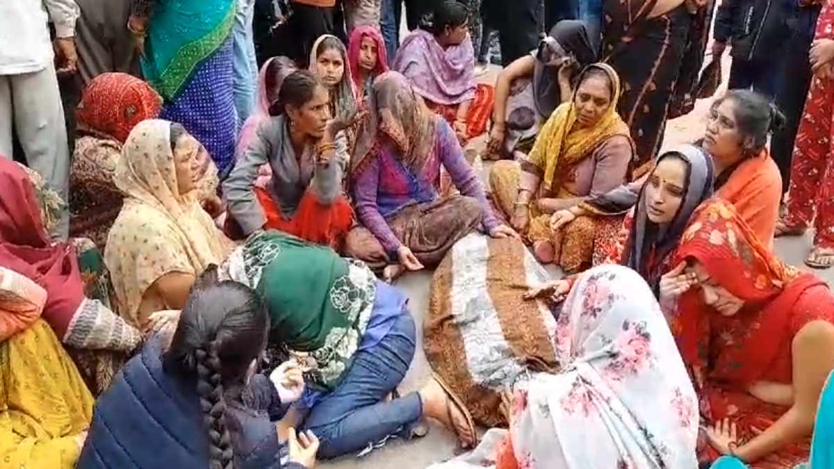 दोस्तों के साथ बाहर गए युवक का घर आया शव, आक्रोशित परिजनों ने सड़क पर लाश रख लगाया जाम