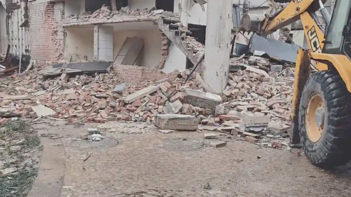 DDA ने ढहा दिया 400 करोड़ का फार्महाउस, जानिए इस सम्पत्ति पर क्यों चला बुलडोजर