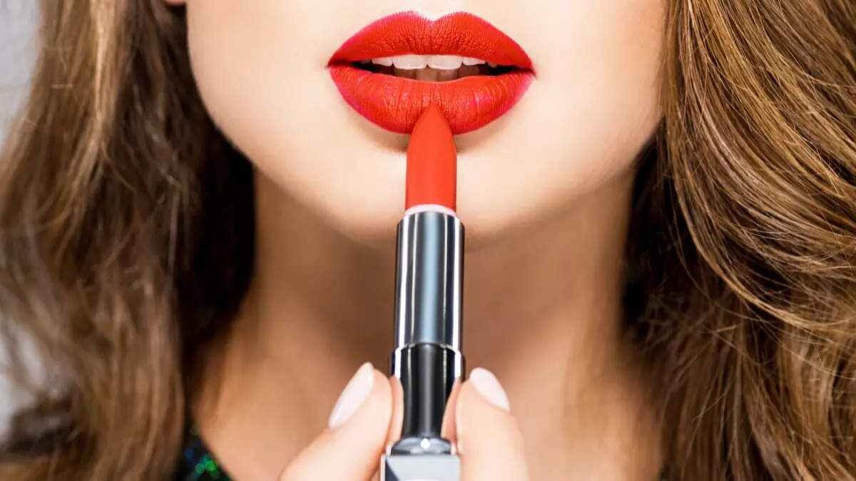 पति ने लाया सस्ती लिपस्टिक, गुस्से में पत्नी चली मायके, कहा- सहेलियों के सामने होना पड़ता है शर्मिंदा