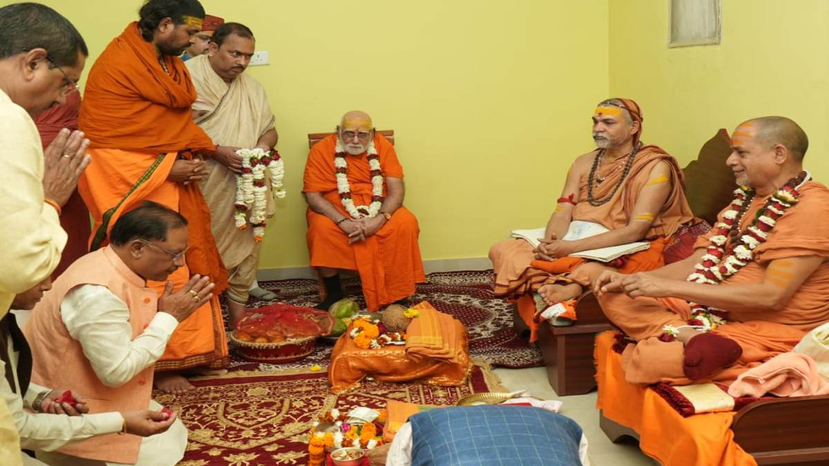 CM साय पहुंचे बोरियाकला शंकराचार्य आश्रम : शंकराचार्य अविमुक्तेश्वरानंद सरस्वती और सदानंद सरस्वती का लिया आशीर्वाद
