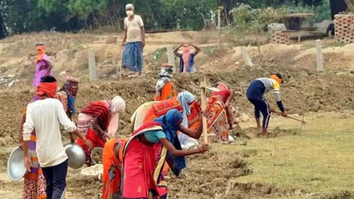 CG News : मनरेगा के कर्मचारियों ने लगाया मानसिक प्रताड़ना का आरोप, राज्यपाल से लगाएंगे गुहार