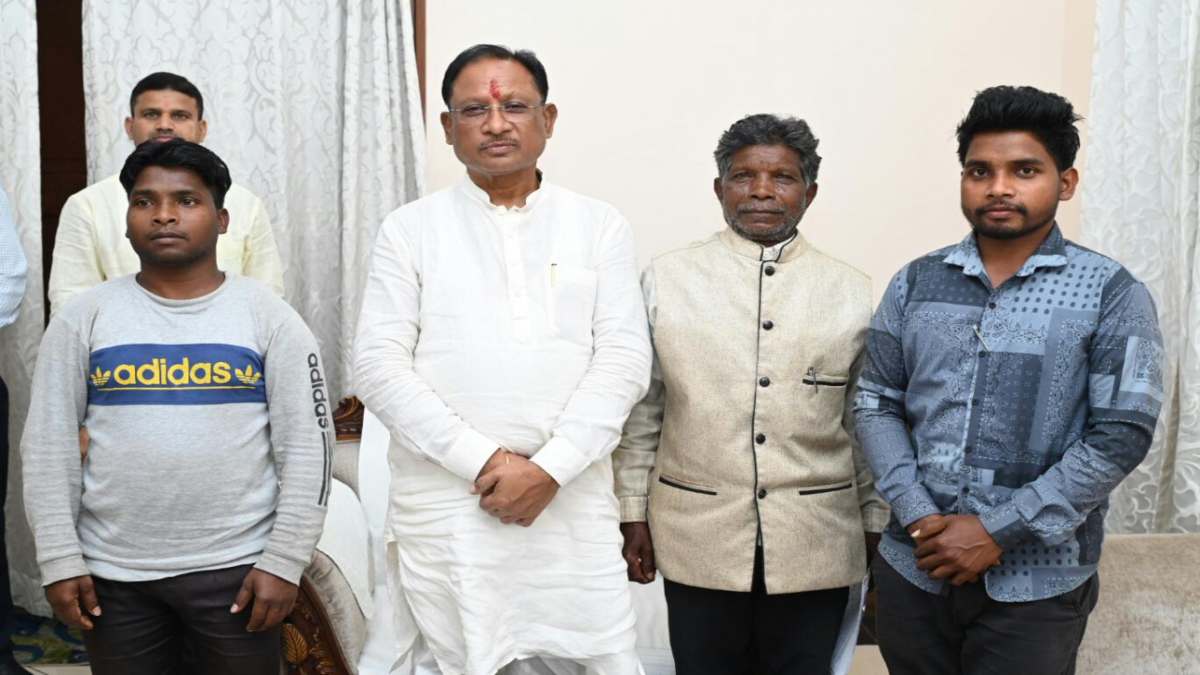 मुख्यमंत्री ने कोरवा आदिवासियों से पूछा जाने का किराया रखे हो ? फिर अपनी जेब से निकालकर दिया यात्रा खर्च