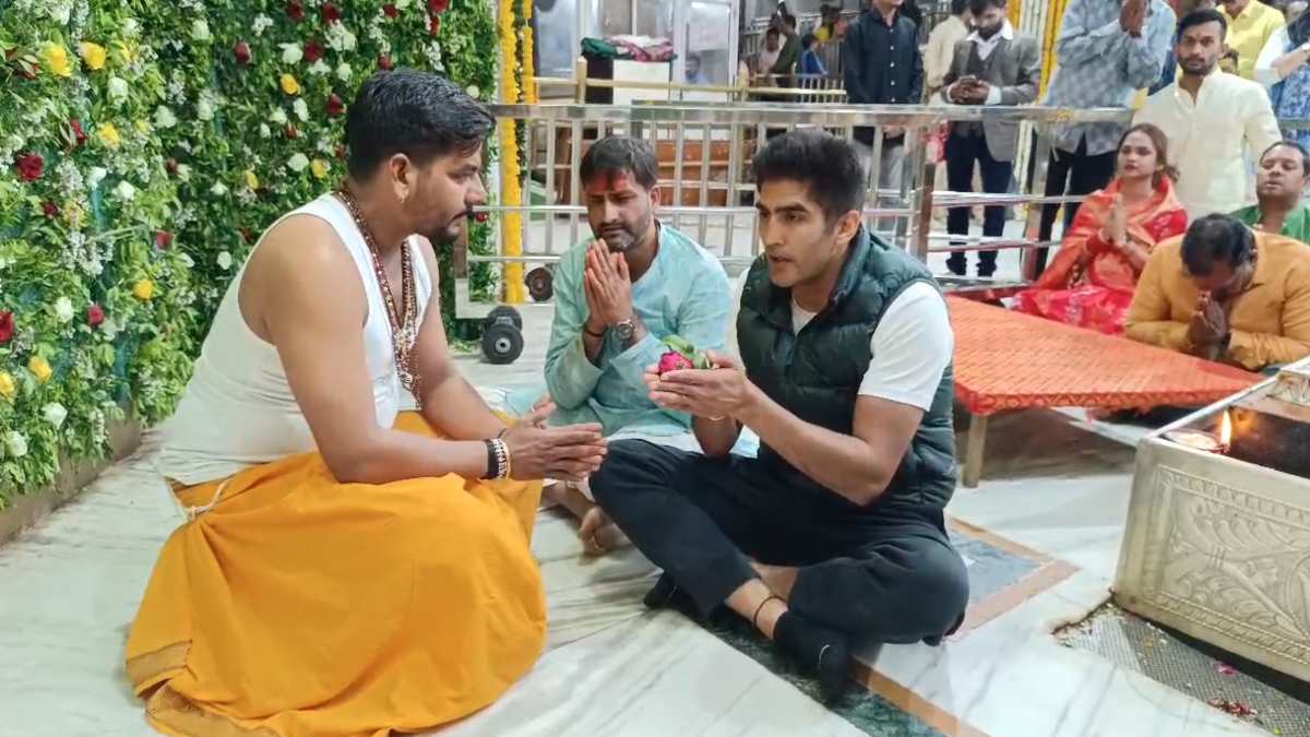 महाकाल की शरण में पहुंचे प्रसिद्ध मुक्केबाज विजेंद्र सिंह, नंदी हाल में बैठकर किया पूजा पाठ