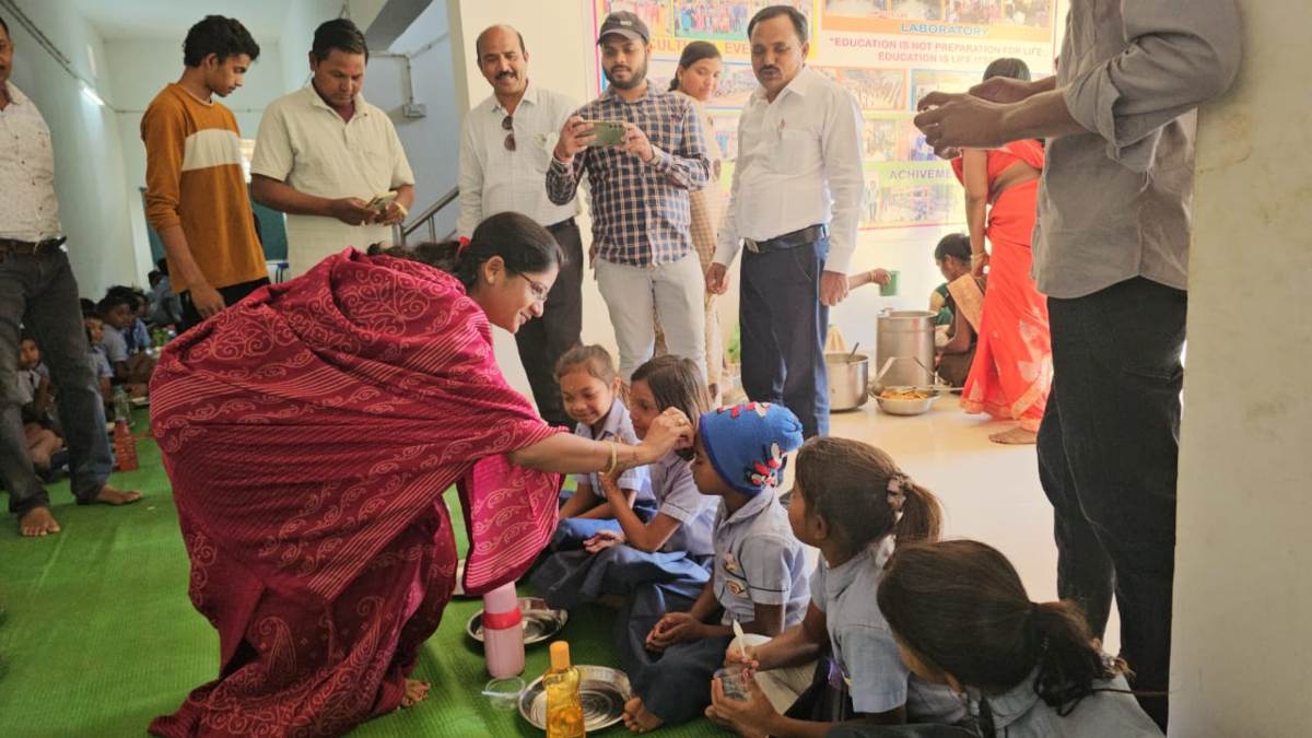 जनपद अध्यक्ष ने स्कूल में दिया न्योता भोज, बच्चों का तिलक कर परोसा भोजन