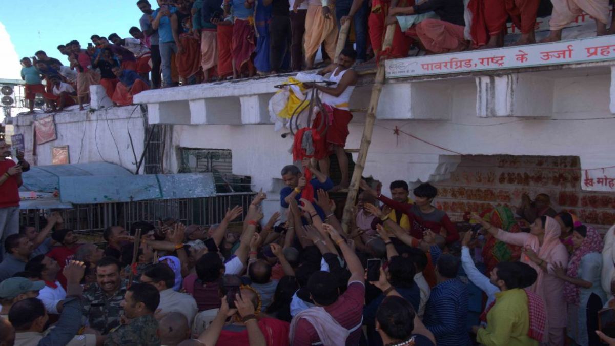 Mahashivratri : बाबा बैद्यनाथ धाम में पंचशूल को छूने उमड़े भक्त, साफ-सफाई के बाद शिखर पर किया गया स्थापित