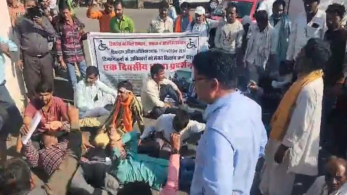 अफसरों पर दिव्यांगों से दुर्व्यवहार के आरोप: सात सूत्रीय मांगों को लेकर घेरा कलेक्ट्रेट, आधे घंटे बाद पहुंचे कलेक्टर