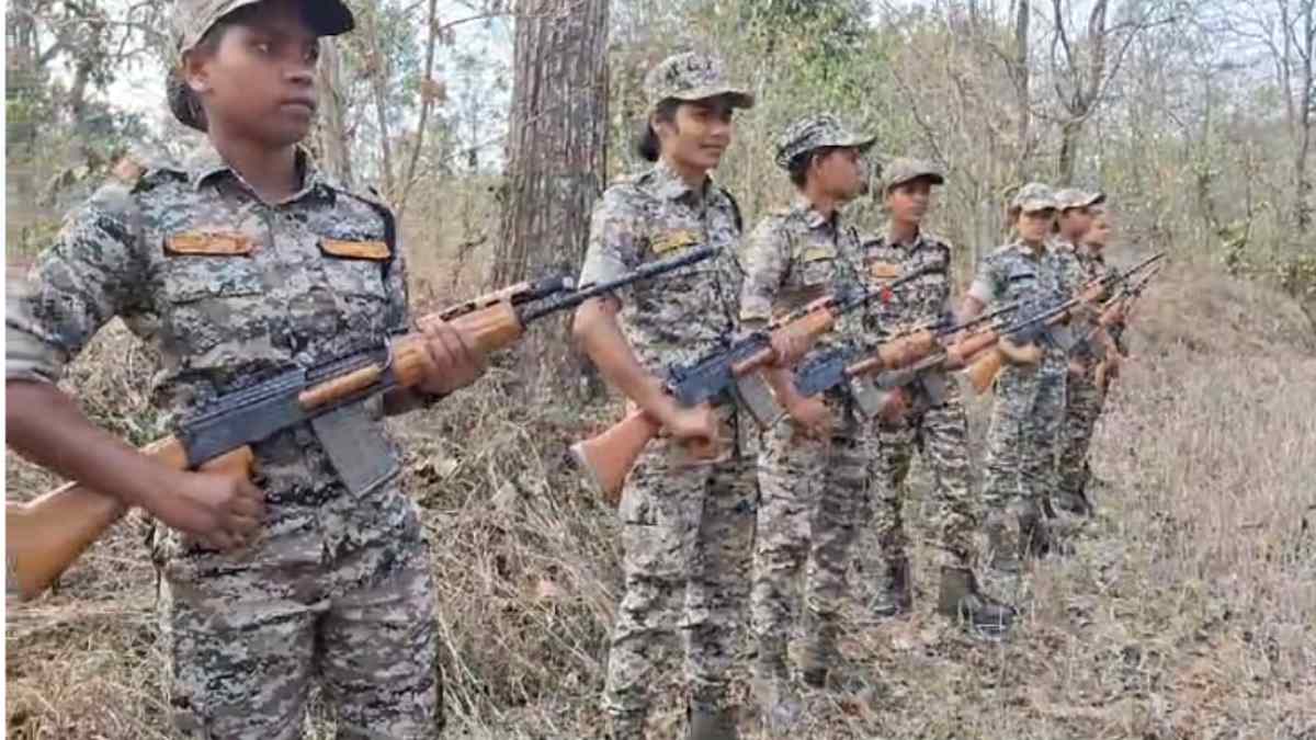 महिला कमांडो के जज्बे को सलाम : बस्तर में नक्सलियों से लोहा ले रहीं महिलाएं, नदी-नाला और पहाड़ों को पार कर मीलों पैदल चलकर चला रहे अभियान, बीहड़ जंगलों में भी बिताते हैं रात, देखें Exclusive Video…