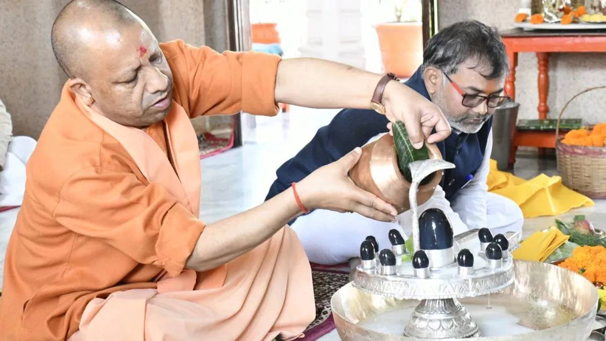 Mahashivratri : CM योगी ने किया भगवान शिव का जलाभिषेक-रुद्राभिषेक, प्रदेशवासियों की सुख-समृद्धि के लिए की प्रार्थना