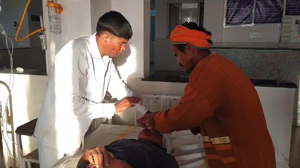 महादेव मेले से लौटते समय खाई में गिरा युवक: जिला अस्पताल रेफर, हालत गंभीर