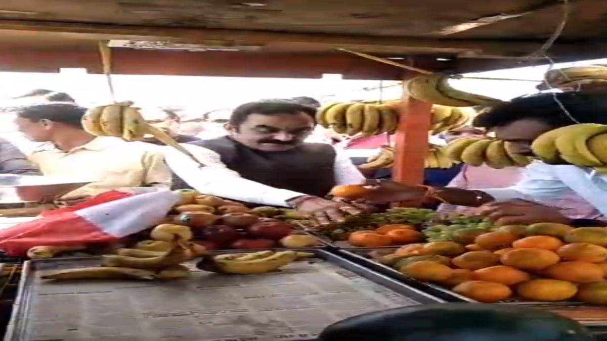 फल बेचते नजर आए मंत्री राकेश सिंह: खुद फल तौलकर कार्यकर्ताओं को खिलाया, वीडियो वायरल