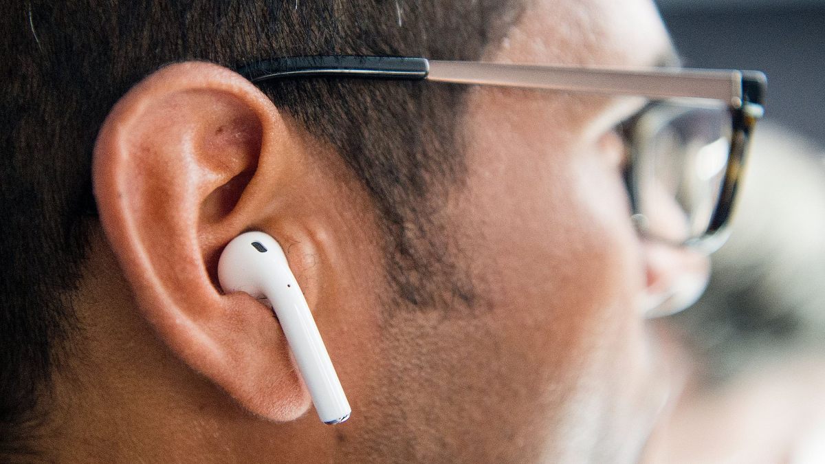 Earbuds Side Effect: ईयर बड्स के अधिक इस्तेमाल से बढ़ रही हियरिंग प्रॉब्लम, पैरालिसिस अटैक का भी खतरा बढ़ा…
