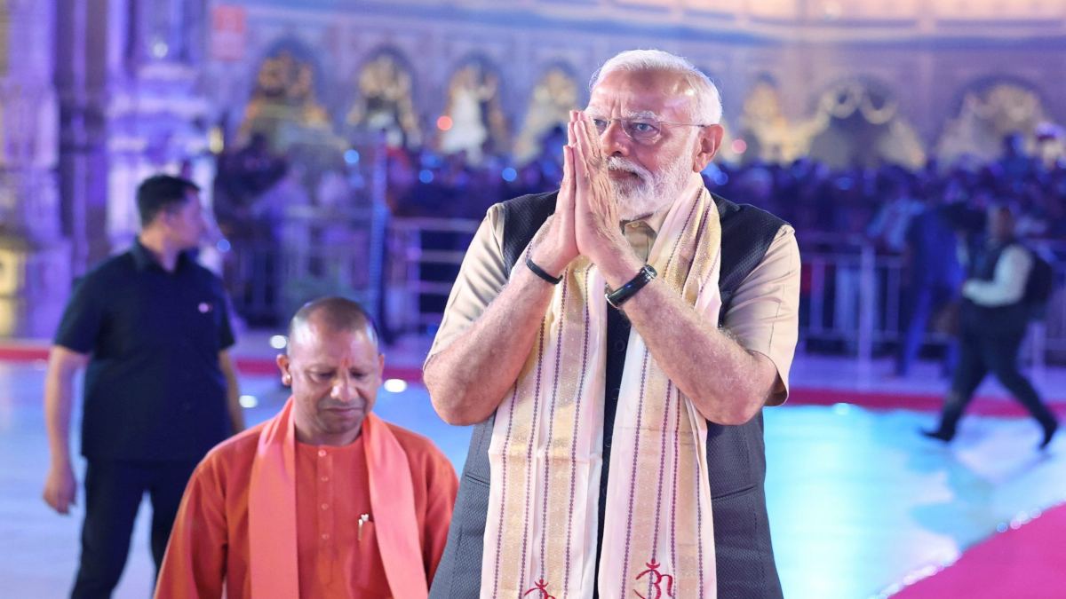 PM मोदी पहुंचे आजमगढ़, कहा- देश के परिवारजनों के लिए हमारी सरकार कर रही है दिन-रात काम