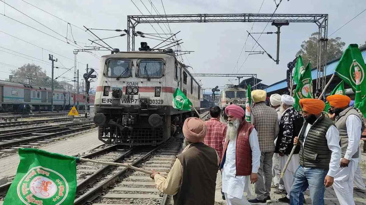 Kisan Andolan : किसानों ने कई इलाकों में रोकी ट्रेन, कहा- नहीं हुई कोई मांग पूरी