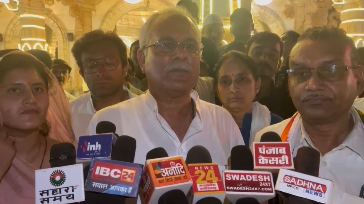 बम्लेश्वरी माता के दर्शन कर भूपेश बघेल ने की लोकसभा चुनाव प्रचार अभियान की शुरुआत, भाजपा को आड़े हाथों लेते हुए कहा- ये लड़ाई छत्तीसगढ़ की अस्मिता की लड़ाई है …