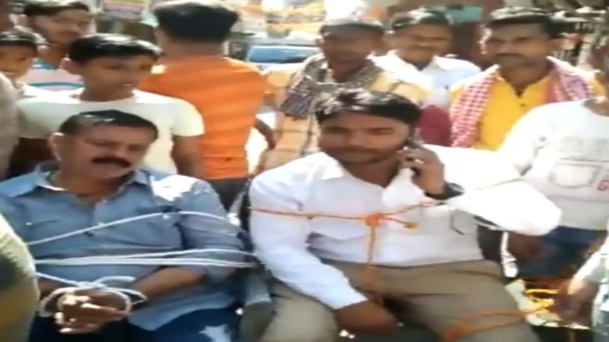 PM मोदी के संसदीय क्षेत्र में गंदगी फैलने से भड़के लोग, पार्षद को बनाया बंधक, अखिलेश यादव बोले- ये विकसित भारत की विरोधाभासी तस्वीर…