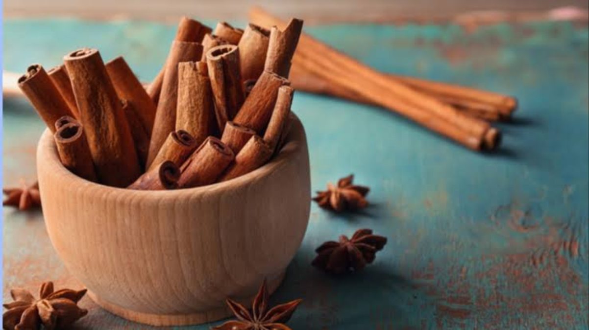 Beauty Tips : खाने के साथ-साथ स्किन के लिए भी फायदेमंद है दालचीनी, घर पर ऐसे बनाएं इससे Facepack …