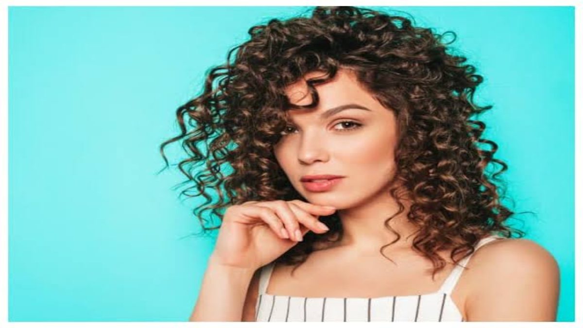 Hair Care Tips : कर्ली हेयर वाली वुमंस को अपनी किट में जरूर रखनी चाहिए ये सभी चीजें, जानिए क्या है वो …