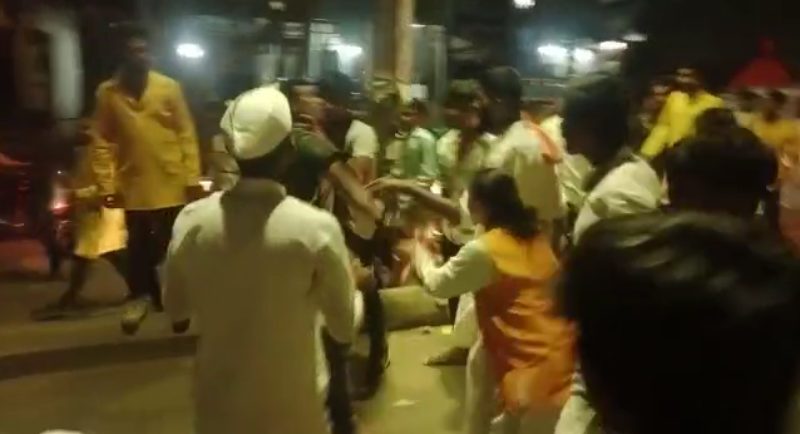 शोभायात्रा में ढोल बजाने वाली युवतियों से छेड़छाड़, मंडली ने युवकों को दौड़ा-दौड़ाकर पीटा, देखें Viral Video …