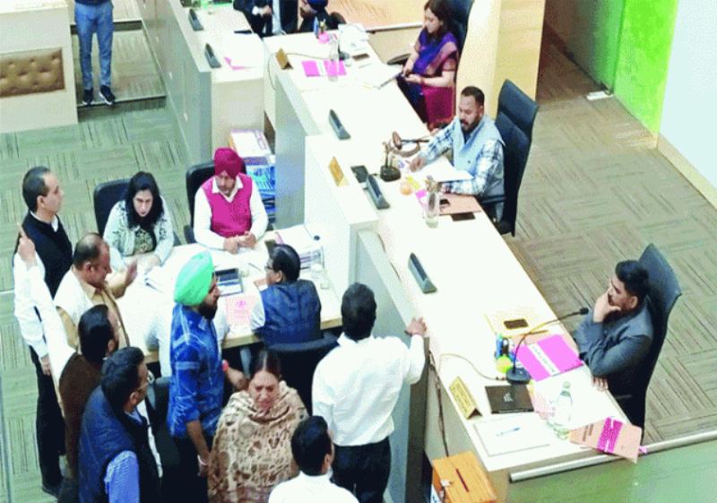 नगर निगम में हंगामे के बीच 20 हजार लीटर पानी और फ्री पार्किंग का एजेंडा पास